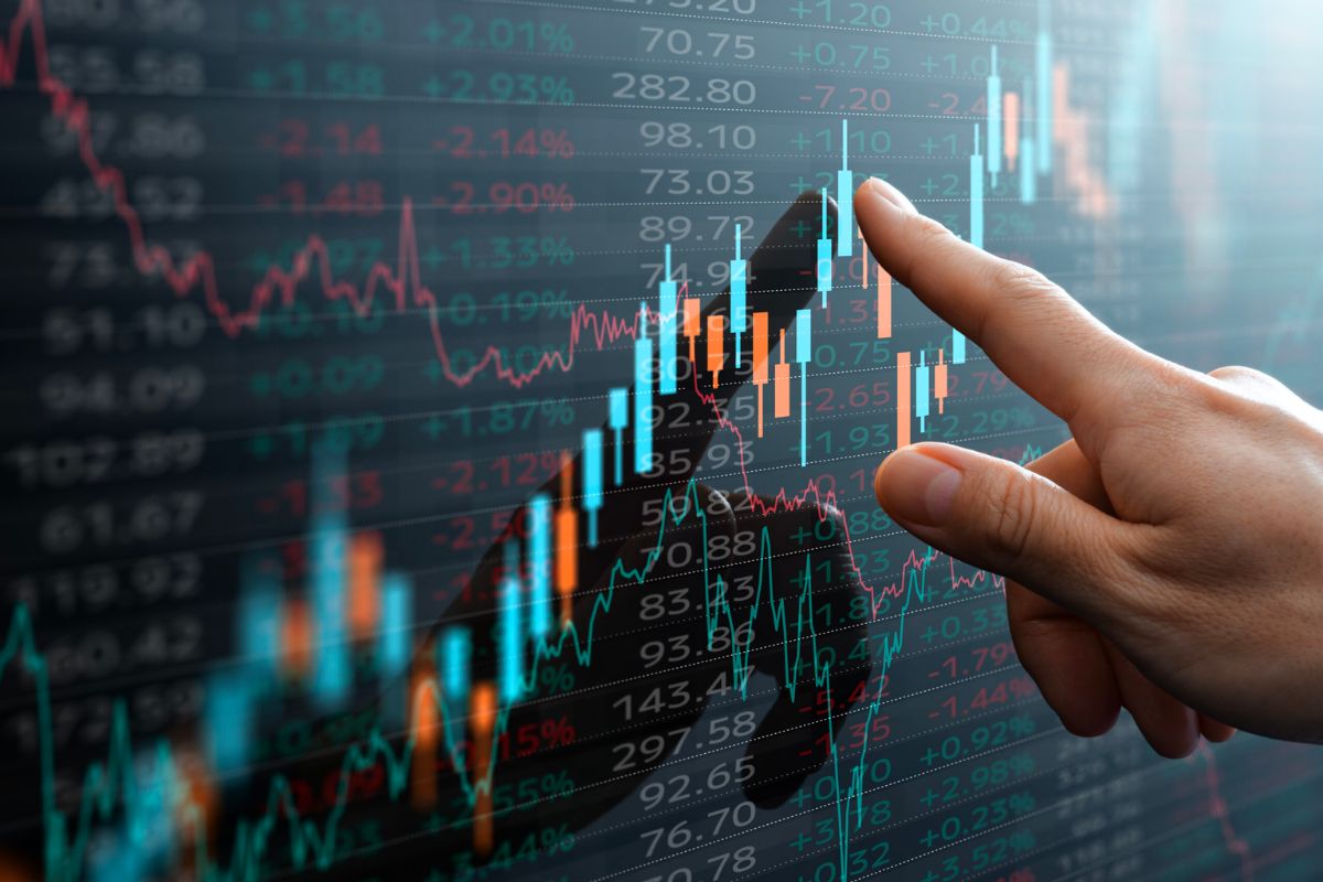 There are some factors you need to consider when choosing a free trading simulator