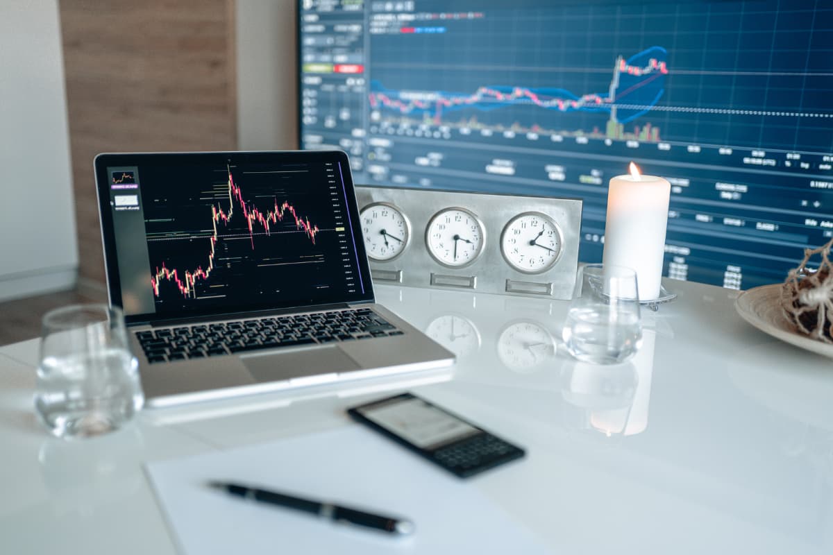 Mastering Reverse Trades: A New Frontier in Virtual Forex Trading 2 Reverse trades are when traders make money from a currency going down instead of up
