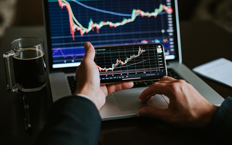 Monitoring real-time stock market data on a smartphone